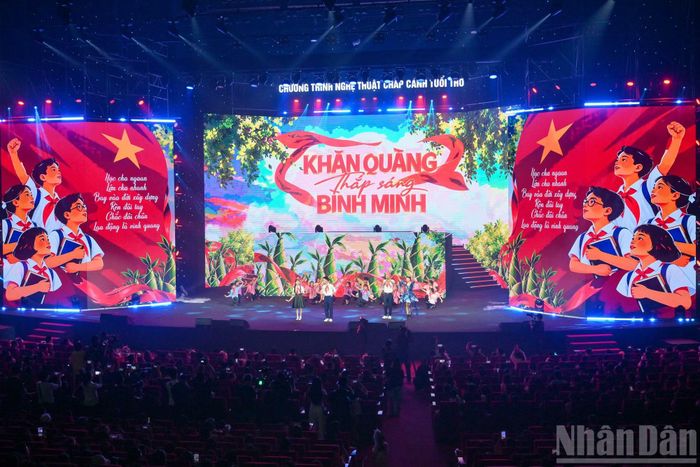 Các nghệ sĩ nhỏ tuổi trình bày ca khúc "Khăn quàng thắp sáng bình minh". (Ảnh: THẾ ĐẠI)