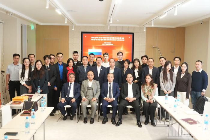 Đoàn đại biểu Ủy ban Trung ương Mặt trận Tổ quốc Việt Nam và đại diện cộng đồng người Việt Nam tại Nga chụp ảnh chung. (Ảnh: THANH THỂ)