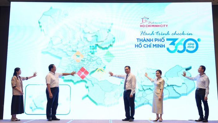Các đại biểu thực hiện nghi thức chính thức kích hoạt Hành trình "Check-in Thành phố Hồ Chí Minh-360 độ sống động". (Ảnh: Sở Du lịch Thành phố Hồ Chí Minh cung cấp).