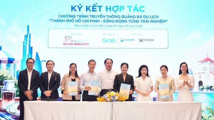 Các đơn vị ký kết hợp tác Chương trình truyền thông quảng bá du lịch “Thành phố Hồ Chí Minh-Sống động từng trải nghiệm”. (Ảnh: Sở Du lịch Thành phố Hồ Chí Minh cung cấp)