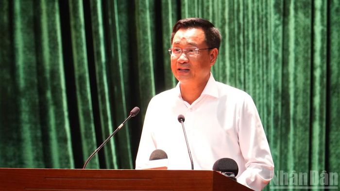 Đồng chí Lê Ngọc Quang, Ủy viên Trung ương Đảng, Bí thư Thành ủy, Trưởng Đoàn đại biểu Quốc hội đơn vị thành phố Đà Nẵng, phát biểu khai mạc hội nghị. (Ảnh: ANH ĐÀO)