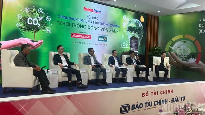 Các diễn giả tham dự Hội thảo “Chính sách tín dụng và thị trường Carbon: Khơi thông dòng vốn xanh”. (Ảnh: PV)
