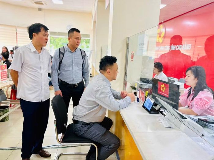 Đoàn công tác của Bộ Khoa học và Công nghệ khảo sát tình hình thực hiện mô hình chính quyền địa phương hai cấp trong lĩnh vực chuyển đổi số tại Trung tâm phục vụ hành chính công tỉnh Cao Bằng. (Ảnh: HÀ LINH)