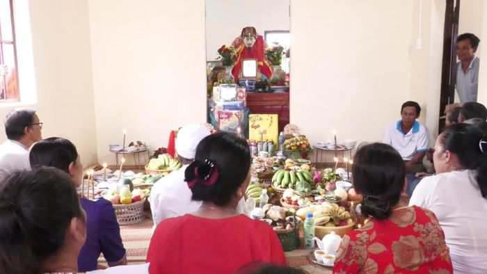 Người dân vào viếng đền thờ Po Nit. (Ảnh: QUANG BÌNH)