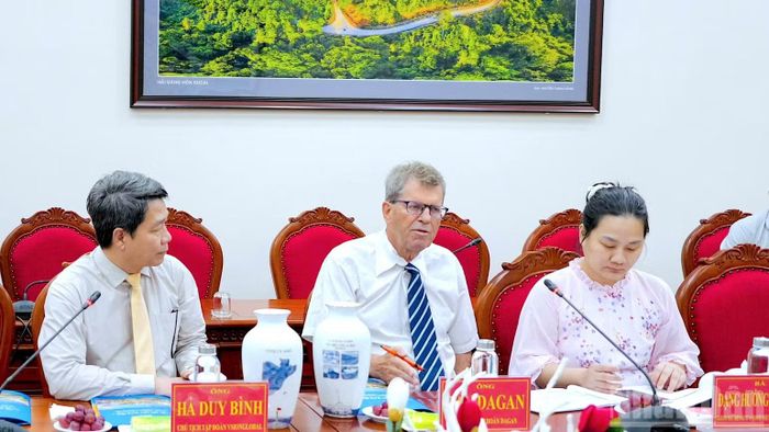 Ông Ran DaGan, Chủ tịch Tập đoàn Dagan trao đổi tại buổi gặp gỡ với lãnh đạo tỉnh Cà Mau. (Ảnh: HỮU TÙNG)