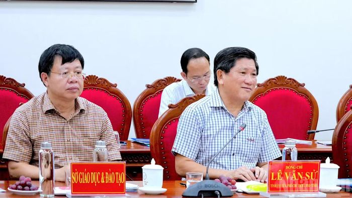 Thành viên lãnh đạo chính quyền tỉnh Cà Mau tham dự buổi làm việc. (Ảnh: HỮU TÙNG)