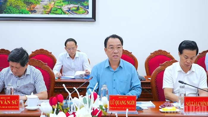 Đồng chí Lữ Quang Ngời, Phó Bí thư Tỉnh ủy, Chủ tịch Ủy ban nhân dân tỉnh Cà Mau (ngồi giữa) trao đổi ý kiến với đại diện đoàn công tác của Israel. (Ảnh: HỮU TÙNG)