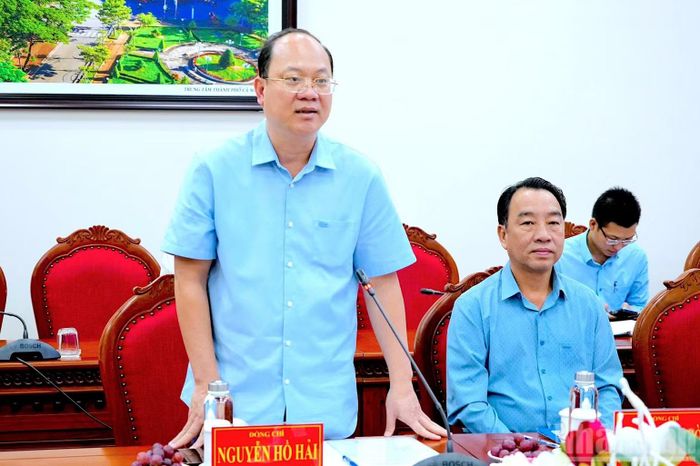 Đồng chí Nguyễn Hồ Hải, Ủy viên Trung ương Đảng, Bí thư Tỉnh ủy, Trưởng Đoàn đại biểu Quốc hội tỉnh Cà Mau (đứng) phát biểu tại buổi tiếp và làm việc với đại diện đoàn công tác của Israel. (Ảnh: HỮU TÙNG)