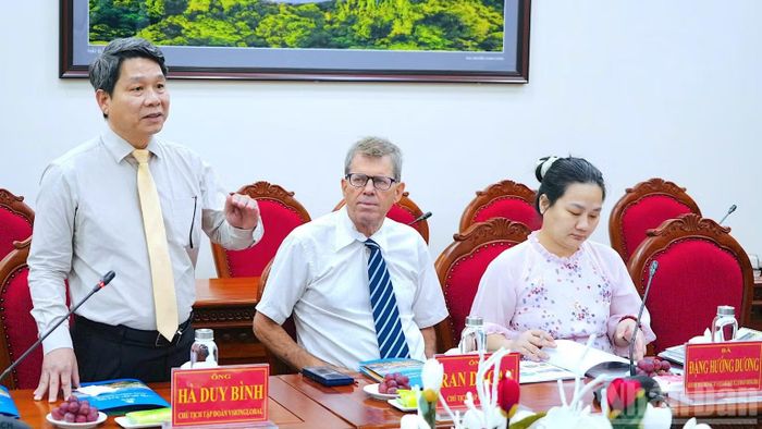 Ông Hà Duy Bình, Chủ tịch Tập đoàn VsionGlobal, thành viên Đoàn công tác của Tập đoàn Dagan (Israel), phát biểu tại buổi làm việc. (Ảnh: HỮU TÙNG)