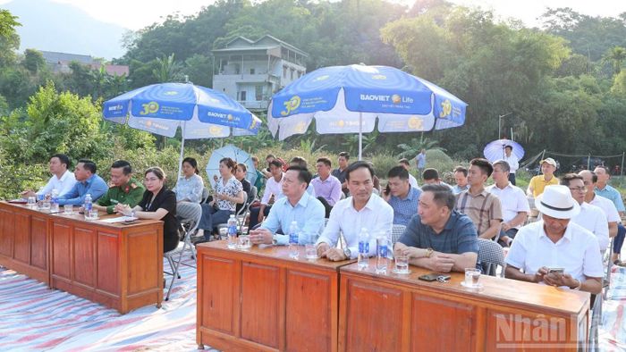 Các đại biểu tham dự lễ khởi công các khu tái định cư phục vụ Dự án đường sắt Lào Cai-Hà Nội-Hải Phòng. (Ảnh: CÔNG HẢI)