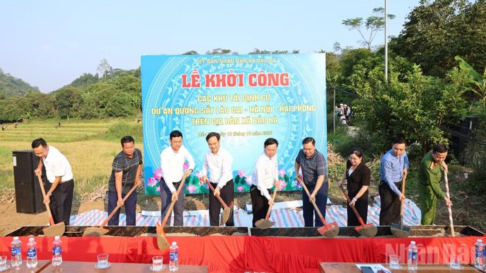 Lãnh đạo xã Bảo Hà thực hiện nghi thức khởi công các khu tái định cư phục vụ Dự án đường sắt Lào Cai-Hà Nội-Hải Phòng. (Ảnh: CÔNG HẢI)