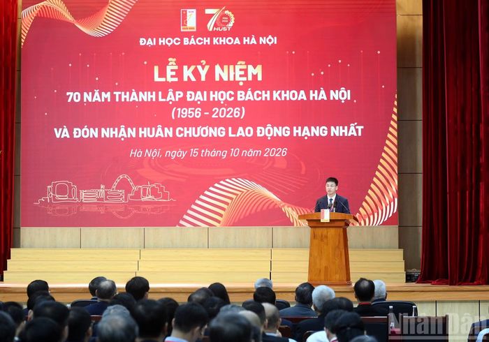 Đại diện các thế hệ sinh viên Đại học Bách khoa Hà Nội phát biểu cảm tưởng tại lễ kỷ niệm.