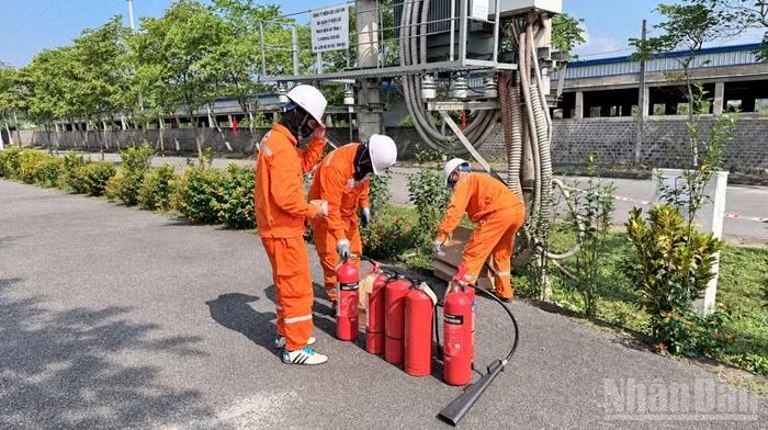 Nhân viên điện lực kiểm tra, chuẩn bị phương tiện phòng cháy, chữa cháy tại khu vực sân vận động 2. (Ảnh: THÀNH TÂM)
