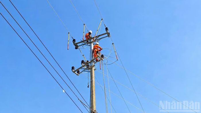 Điện lực Nghĩa Lộ thực hiện công việc trên lưới điện, góp phần nâng cao độ tin cậy cung cấp điện. (Ảnh: THÀNH TÂM)