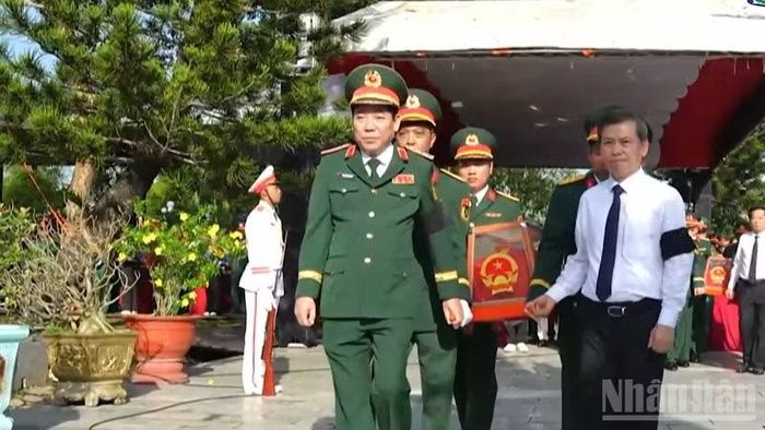 Lãnh đạo Ban Nội chính Trung ương và Bộ Quốc phòng thực hiện nghi thức an táng hài cốt liệt sĩ. (Ảnh: THANH TÂM)