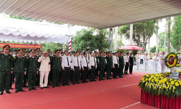 Phút mặc niệm các Anh hùng liệt sĩ tại Nghĩa trang liệt sĩ Vị Xuyên. (Ảnh: KHÁNH TOÀN)
