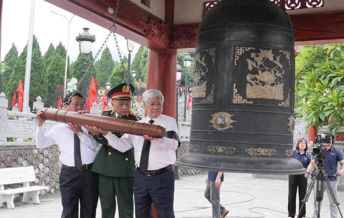 Đồng chí Đỗ Văn Chiến cùng các đồng chí lãnh đạo Tổng cục Chính trị và tỉnh Tuyên Quang thỉnh chuông tại đền thờ liệt sĩ Nghĩa trang liệt sĩ Vị Xuyên. (Ảnh: KHÁNH TOÀN)