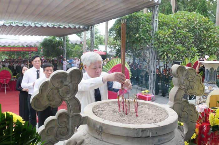Đồng chí Đỗ Văn Chiến thắp hương tưởng nhớ các Anh hùng liệt sĩ. (Ảnh: KHÁNH TOÀN)