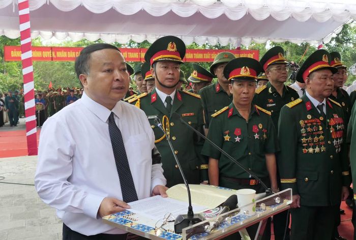 Chủ tịch Ủy ban nhân dân tỉnh Tuyên Quang Phan Huy Ngọc đọc điếu văn tại lễ truy điệu và an táng hài cốt liệt sĩ. (Ảnh: KHÁNH TOÀN)