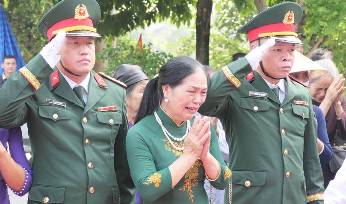Nhân dân nghẹn ngào xúc động tiễn các Anh hùng liệt sĩ về cùng đồng đội tại Nghĩa trang liệt sĩ Vị Xuyên. (Ảnh: KHÁNH TOÀN)