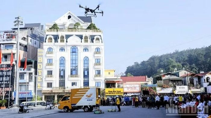 Để có cơ sở xây dựng các mô hình ứng dụng UAV phù hợp từng vùng sản xuất, Ủy ban nhân dân tỉnh Điện Biên đã phối hợp một số nhà cung cấp tổ chức trình diễn thực tế phương tiện bay không người lái (UAV) tại Quảng trường 7/5, phường Điện Biên Phủ. (Ảnh: LÊ LAN)