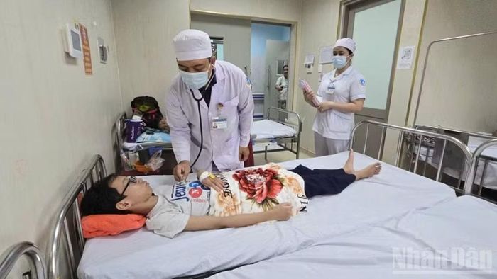 Bác sĩ của Bệnh viện Sản nhi tỉnh khám, điều trị 1 ca mắc bệnh sốt xuất huyết. (Ảnh: THANH DŨNG)