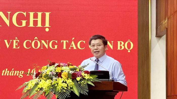 Phó Bí thư Thường trực Tỉnh ủy Quảng Trị Trần Vũ Khiêm phát biểu giao nhiệm vụ cho các cán bộ điều động, phân công. (Ảnh: HG)
