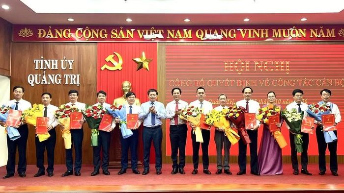 Các đồng chí lãnh đạo tỉnh Quảng Trị trao quyết định và tặng hoa các cán bộ được điều động, phân công, chỉ định nhiệm vụ. (Ảnh: HG)