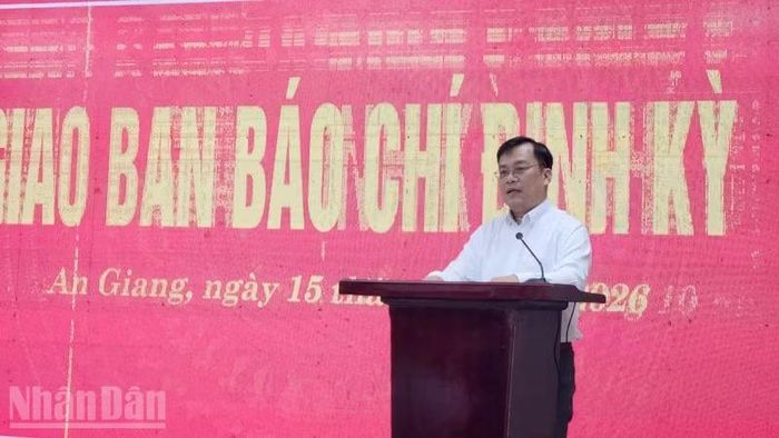 Bác sĩ chuyên khoa II Chung Tấn Thịnh trả lời báo chí tại buổi giao ban báo chí định kỳ tháng 10/2026. (Ảnh: QUỐC TRINH)