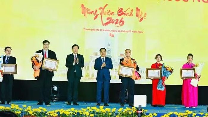 Lãnh đạo Thành phố Hồ Chí Minh trao khen thưởng đến các tập thể, cá nhân kiều bào đã có thành tích xuất sắc trong công tác người Việt Nam ở nước ngoài trên địa bàn thành phố. (Ảnh: VIỆT DŨNG)