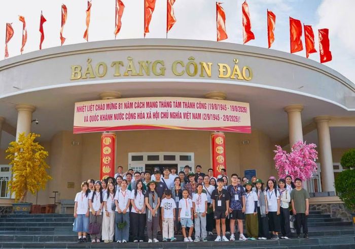 Thành viên Trại hè Thanh thiếu niên kiều bào Thành phố Hồ Chí Minh năm 2026 tại Bảo tàng Côn Đảo. (Ảnh: Ban tổ chức)