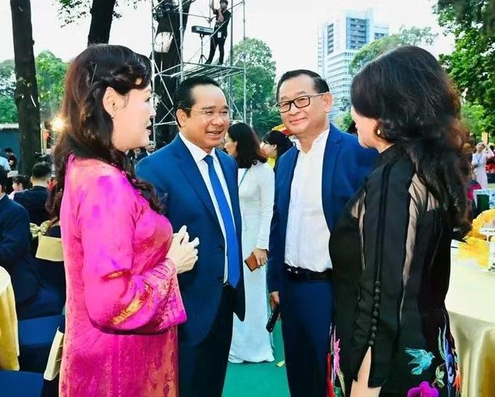 Chủ tịch Ủy ban nhân dân Thành phố Hồ Chí Minh Nguyễn Văn Được trao đổi cùng đại biểu người Việt Nam ở nước ngoài. (Ảnh: VIỆT DŨNG)