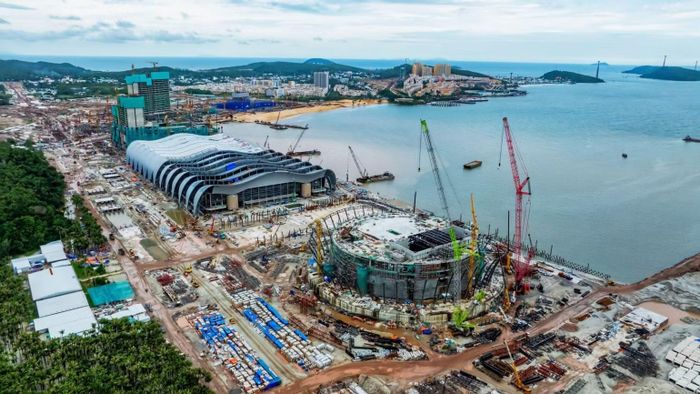 Tuyến LRT giúp rút ngắn hành trình từ sân bay đến khu vực tổ chức APEC tại nam đảo chỉ còn 20 phút. (Ảnh: ÁNH DƯƠNG)
