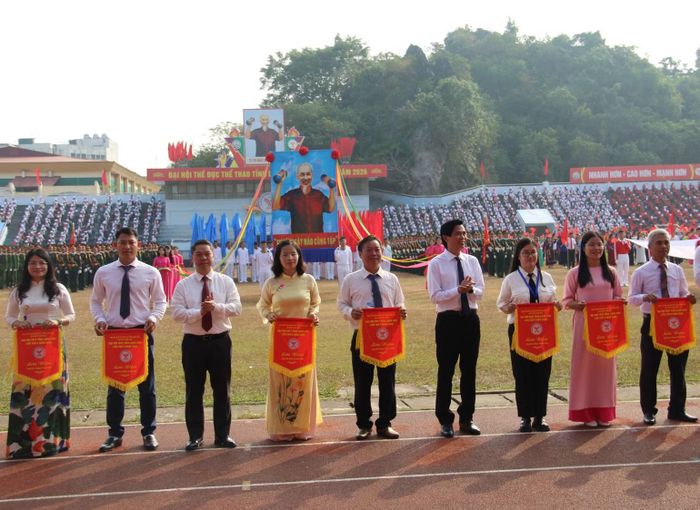Các đồng chí lãnh đạo tỉnh Lạng Sơn tặng cờ thi đua cho các đoàn tham gia Đại hội. (Ảnh: HOÀNG TÍNH)