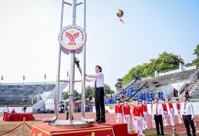 Đồng chí Hoàng Quốc Khánh, Ủy viên Trung ương Đảng, Bí thư Tỉnh ủy Lạng Sơn thực hiện nghi thức thắp lửa truyền thống khai mạc Đại hội. (Ảnh: MINH ĐỨC)