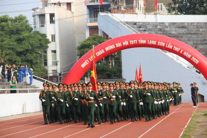 Phần diễu hành của khối Sĩ quan Quân đội nhân dân tại Đại hội. (Ảnh: HOÀNG TÍNH)