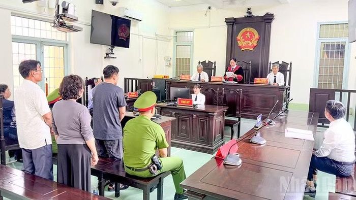 Quang cảnh phiên tòa. (Ảnh: BÁ DŨNG)