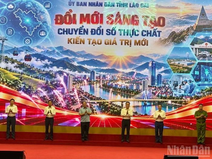 Các đại biểu bấm nút phát động hưởng ứng Ngày chuyển đổi số quốc gia 10/10. (Ảnh: THANH SƠN)