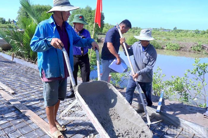 Các phần việc cứng hóa mặt đường nông thôn Tuyến kênh số 03 (ấp Kinh Chuối, xã Quách Phẩm, tỉnh Cà Mau) được triển khai với khí thế sôi nổi ngay sau lễ khởi công. (Ảnh: HỮU TÙNG)