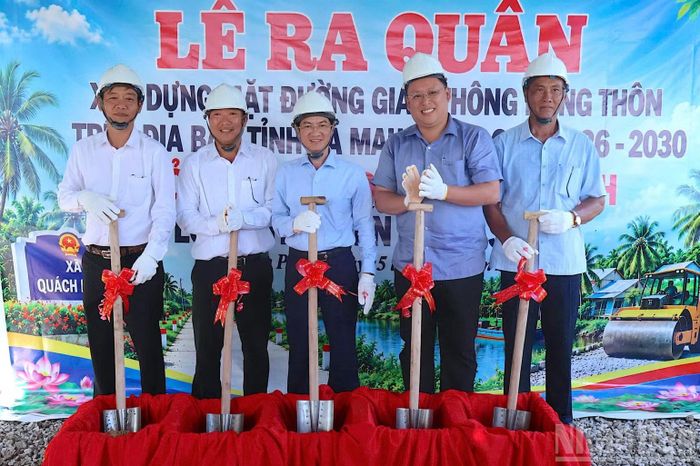 Đồng chí Trương Đăng Khoa, Ủy viên Ban Thường vụ Tỉnh ủy, Bí thư Đảng ủy phường Tân Thành đến dự và thực hiện nghi thức khởi công tại địa bàn xã Quách Phẩm (tỉnh Cà Mau) vào sáng 15/10. (Ảnh: HỮU TÙNG)