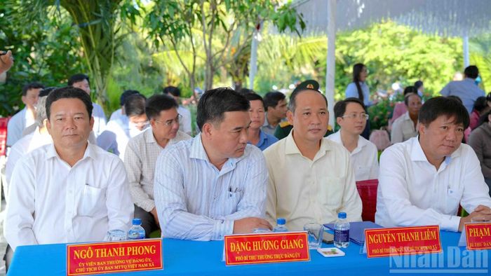 Đại biểu tham dự lễ khởi công tuyến lộ Kênh Giữa vào sáng 15/10 tại ấp 3, xã Khánh An, tỉnh Cà Mau. (Ảnh: HỮU TÙNG)