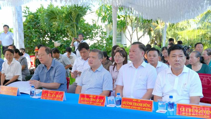 Đồng chí Nguyễn Hồ Hải, Ủy viên Trung ương Đảng, Bí thư Tỉnh ủy Cà Mau (ngồi hàng đầu, thứ 4 từ phải qua) dự khởi công công trình tuyến lộ Kênh Giữa (Ấp 3, xã Khánh An). (Ảnh: HỮU TÙNG)