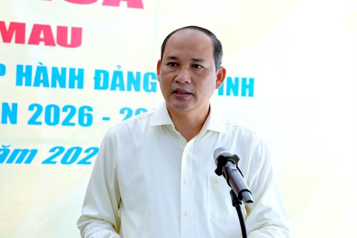Phó Bí thư Đảng ủy, Chủ tịch Ủy ban nhân dân xã Khánh An (tỉnh Cà Mau) Nguyễn Thanh Liêm phát biểu hứa hẹn và quyết tâm tại lễ khởi công tuyến lộ Kênh Giữa vào sáng 15/10. (Ảnh: HỮU TÙNG)