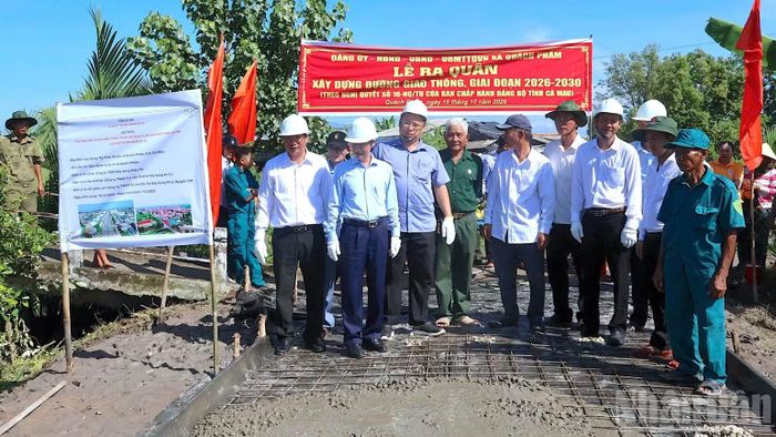 Đồng chí Trương Đăng Khoa, Ủy viên Ban Thường vụ Tỉnh ủy, Bí thư Đảng ủy phường Tân Thành (thứ 2 từ trái qua) cùng lãnh đạo xã Quách Phẩm xuống công trường động viên lực lượng thi công ngay sau lễ khởi công. (Ảnh: HỮU TÙNG)