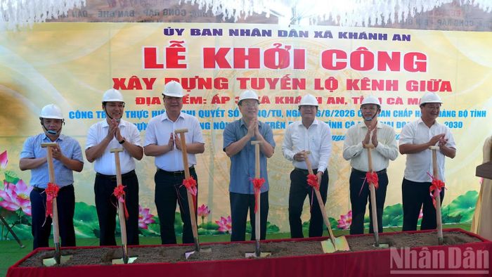 Đồng chí Nguyễn Hồ Hải, Ủy viên Trung ương Đảng, Bí thư Tỉnh ủy Cà Mau (giữa) cùng lãnh đạo sở, ngành và lãnh đạo Đảng ủy, Ủy ban nhân dân xã Khánh An thực hiện nghi thức khởi công. (Ảnh: HỮU TÙNG)
