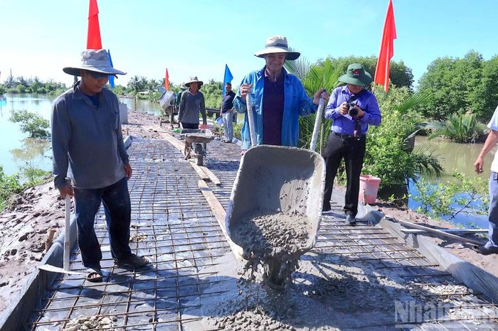 Cà Mau phấn đấu đến năm 2030 sẽ nhựa hóa hoặc bê-tông hóa 100% tuyến đường xã, đường liên xã đạt chuẩn kỹ thuật. (Ảnh: HỮU TÙNG)