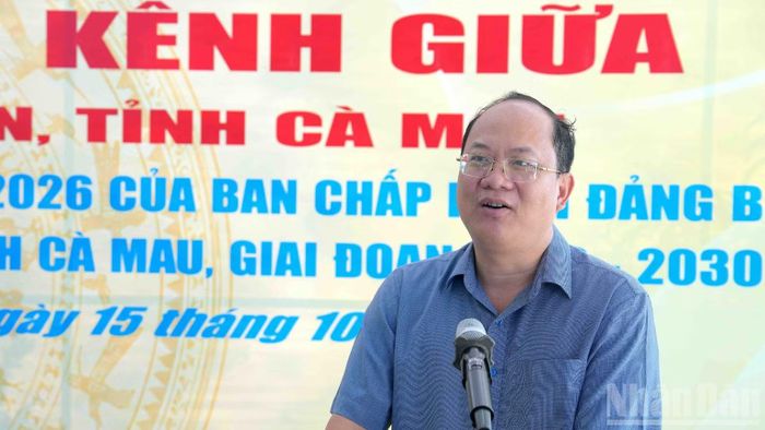 Đồng chí Nguyễn Hồ Hải, Ủy viên Trung ương Đảng, Bí thư Tỉnh ủy Cà Mau phát biểu tại lễ khởi công lộ nông thôn tại xã Khánh An vào sáng 15/10. (Ảnh: HỮU TÙNG)