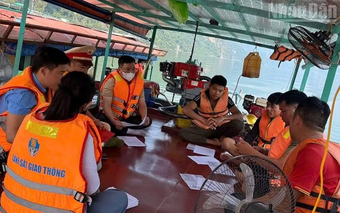 Đội Cảnh sát giao thông số 4, Phòng Cảnh sát giao thông, Công an tỉnh Sơn La tổ chức tuyên truyền, ký cam kết với các chủ phương tiện trên sông Đà. (Ảnh: QUỐC TUẤN)