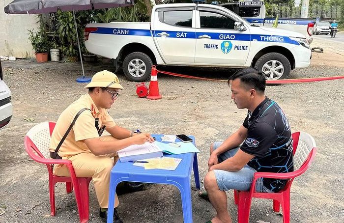 Từ ngày 15/12/20025 đến ngày 14/10/2026, Đội Cảnh sát giao thông đường bộ số 2 đã phát hiện, xử lý 117 trường hợp về quá tải trọng và 554 trường hợp vi phạm về nồng độ cồn. (Ảnh: QUỐC TUẤN)