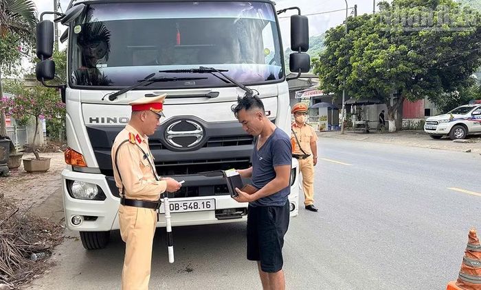Đội Cảnh sát giao thông đường bộ số 2, Phòng Cảnh sát giao thông, Công an tỉnh Sơn La tiến hành cân tải phương tiện trên tuyến Quốc lộ 6, đoạn qua xã Mai Sơn. (Ảnh: QUỐC TUẤN)